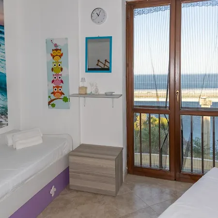 Torrazzo Horizon Retreat- Private Parking & Sea Feriehus *