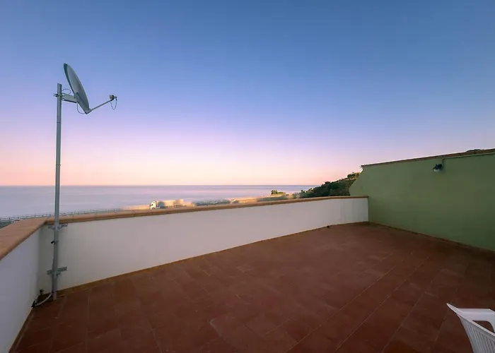 Torrazzo Horizon Retreat- Private Parking & Sea Tatil Evi *